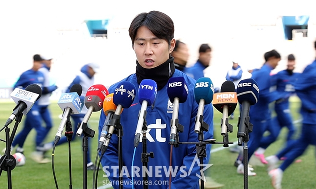 한국 축구 국가대표팀이 20일 오후 서울월드컵경기장에서 2026 FIFA 북중미 월드컵 2차예선 태국전을 대비해 훈련을 펼쳤다. 이강인이 훈련에 앞서 사괴의 뜻을 전하고 있다. /상암=김진경 기자