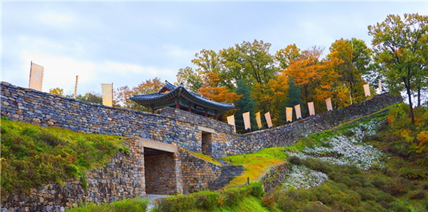 공산성 서쪽성벽과 서문인 금서루 /사진제공=백제세계유산센터