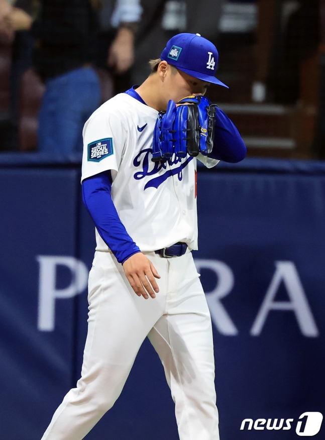 21일 서울 구로구 고척스카이돔에서 열린 2024 미국 메이저리그(MLB) 월드투어 서울시리즈 공식 개막전 샌디에이고 파드리스와 LA 다저스의 2차전 경기 1회초 다저스 선발 야마모토 요시노부가 실점 후 아쉬워 하고 있다. /사진=뉴스1