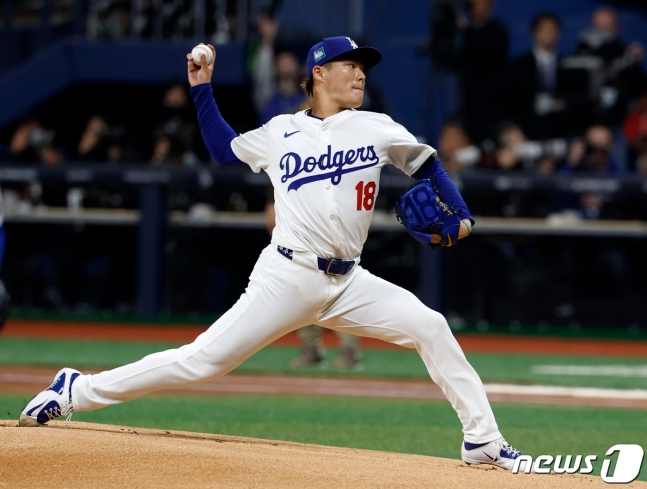 21일 서울 구로구 고척스카이돔에서 열린 2024 미국 메이저리그(MLB) 월드투어 서울시리즈 공식 개막전 샌디에이고 파드리스와 LA 다저스의 2차전 경기, LA 다저스 야마모토 요시노부가 역투하고 있다. /사진=뉴스1