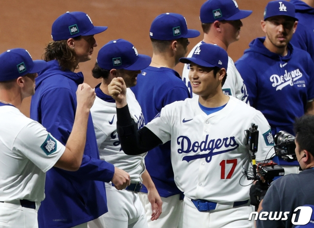 21일 서울 구로구 고척스카이돔에서 열린 2024 미국 메이저리그(MLB) 월드투어 서울시리즈 공식 개막전 샌디에이고 파드리스와 LA 다저스의 2차전 경기, LA 오타니 쇼헤이가 그라운드에 입장하며 동료들과 주먹을 맞대고 있다. /사진=뉴스1