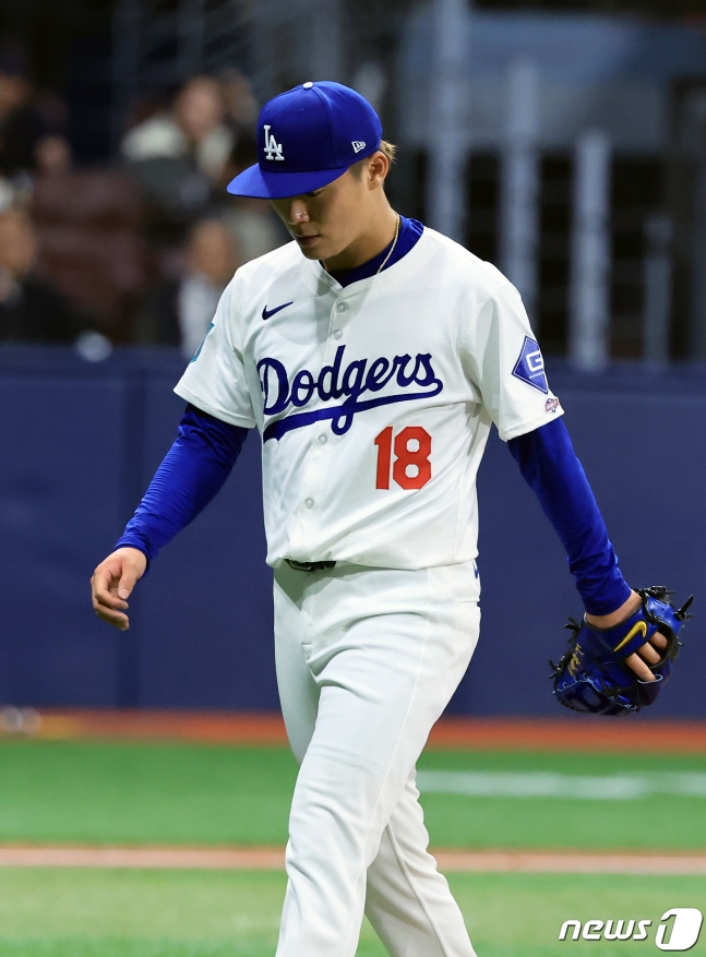 LA 다저스의 야마모토 요시노부가 21일 서울 고척스카이돔에서 열린 샌디에이고와 2024 메이저리그(ML) 월드 투어 서울 시리즈에서 마운드를 내려오고 있다./사진=뉴스1