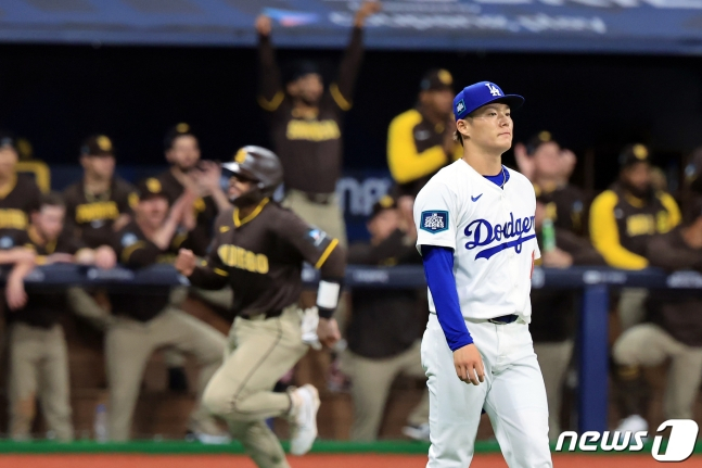 LA 다저스의 야마모토 요시노부(오른쪽)가 21일 서울 고척스카이돔에서 열린 샌디에이고와 2024 메이저리그(ML) 월드 투어 서울 시리즈에서 실점 후 아쉬워하고 있다./사진=뉴스1