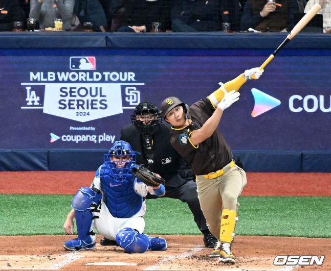 샌디에이고 김하성(오른쪽)이 21일 서울 고척스카이돔에서 열린 LA 다저스와 2024 메이저리그(ML) 월드 투어 서울 시리즈 1회초 무사 1, 3루에서 외야로 타구를 보내고 있다.