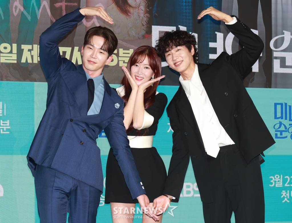 배우 고윤, 임수향, 지현우가 21일 오후 서울 마포구 상암동 스탠포드 호텔에서 진행된 KBS 2TV 드라마 '미녀와 순정남' 제작발표회에 참석해 포즈를 취하고 있다. 하루아침에 밑바닥으로 추락하게 된 톱배우와 그녀를 사랑하고 다시 일으켜 세우는 초짜 드라마 PD의 산전수전 공중전 인생 역전을 그린 파란만장한 로맨스 성장 드라마 '미녀와 순정남'은 오는 23일 첫 방송된다. /2024.03.21 /사진=이동훈