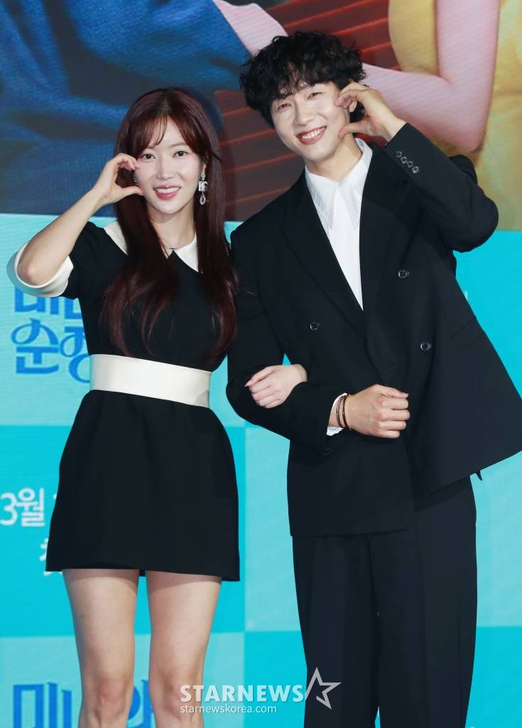 배우 임수향, 지현우가 21일 오후 서울 마포구 상암동 스탠포드 호텔에서 진행된 KBS 2TV 드라마 '미녀와 순정남' 제작발표회에 참석해 포즈를 취하고 있다. 하루아침에 밑바닥으로 추락하게 된 톱배우와 그녀를 사랑하고 다시 일으켜 세우는 초짜 드라마 PD의 산전수전 공중전 인생 역전을 그린 파란만장한 로맨스 성장 드라마 '미녀와 순정남'은 오는 23일 첫 방송된다. /2024.03.21 /사진=이동훈