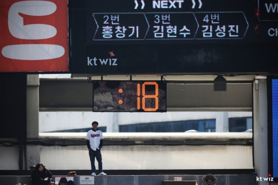 경기장 전광판 아래 설치된 피치클락 타이머. /사진=KT 위즈