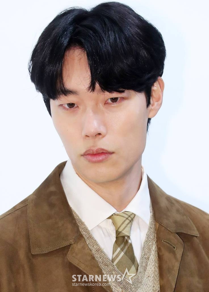 배우 류준열이 19일 오후 서울 옥션 강남센터에서 진행된 패션 브랜드 '랄프 로렌 스프링 2024 프레젠테이션' 포토콜 행사에 참석해 포즈를 취하고 있다. 2024.03.19 /사진=김창현