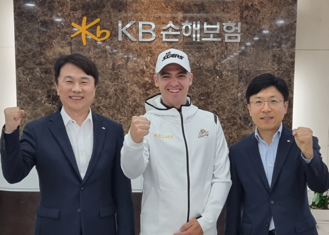 KB손해보험 미겔 리베라 새 감독(가운데)이 구본욱 대표이사(왼쪽), 이영찬 단장과 기념촬영을 하고 있다.