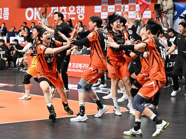 안산 OK금융그룹 선수단이 21일 경기도 안산 상록수체육관에서 열린 현대캐피탈과 도드람 2023~2024 V리그 남자부 준플레이오프(준PO) 단판 승부에서 승리가 확정되자 기쁨을 표출하고 있다. /사진=KOVO