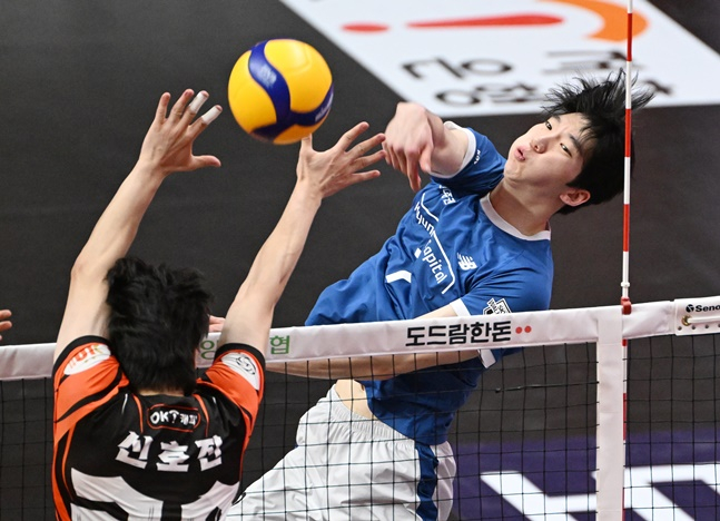 천안 현대캐피탈 허수봉(오른쪽)이 21일 경기도 안산 상록수체육관에서 열린 안산 OK금융그룹과 도드람 2023~2024 V리그 남자부 준플레이오프(준PO) 단판 승부에서 강 스파이크로 득점하고 있다. /사진=KOVO