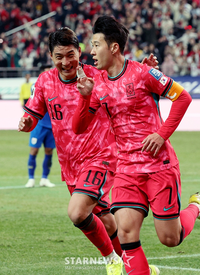 2026 FIFA 북중미 월드컵 2차예선 한국-태국전이 21일 오후 서울월드컵경기장에서 열렸다. 손흥민이 전반전 첫 골을 터뜨린 후 세리머니를 선보이고 있다. /상암=김진경 기자