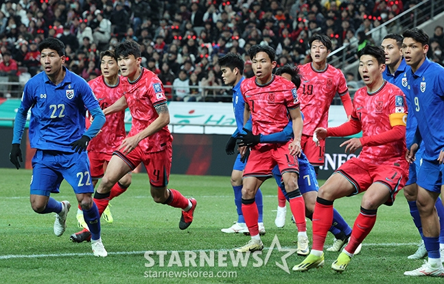 2026 FIFA 북중미 월드컵 2차예선 한국-태국전이 21일 오후 서울월드컵경기장에서 열렸다. 손흥민, 김민재 등이 코너킥 공격을 시도하고 있다. /상암=김진경 기자