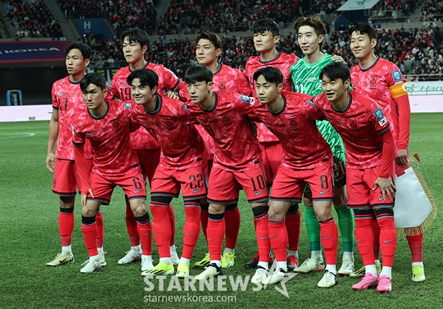 2026 FIFA 북중미 월드컵 2차예선 한국-태국전이 21일 오후 서울월드컵경기장에서 열렸다. 손흥민, 주민규를 비롯한 베스트 11이 경기 전 기념촬영을 하고 있다. /상암=김진경 기자