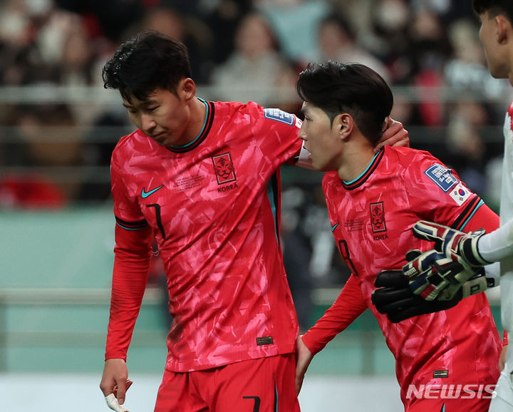 21일 서울월드컵경기장에서 열린 2026 FIFA 북중미 월드컵 아시아 2차 예선 대한민국과 태국의 경기, 대한민국 이강인과 손흥민이 어깨동무를 하고 있다. /사진=뉴시스 제공