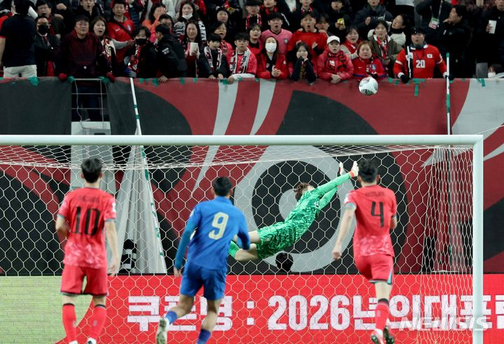 울월드컵경기장에서 열린 2026 FIFA 북중미 월드컵 아시아 2차 예선 대한민국과 태국의 경기, 대한민국 조현우가 태국의 슛을 막고 있다. /사진제공=뉴시스