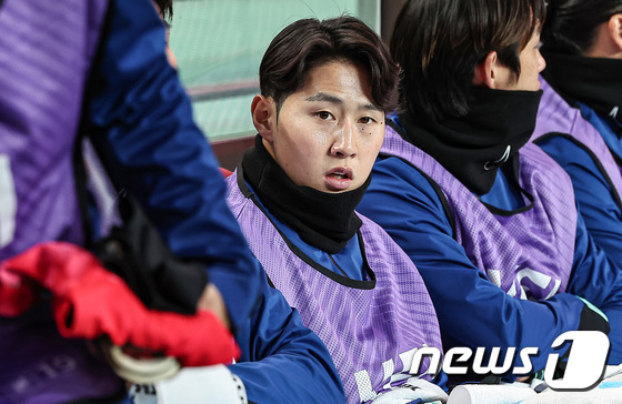 서울월드컵경기장에서 열린 2026 FIFA 북중미 월드컵 아시아 지역 2차 예선 C조 조별리그 대한민국과 태국의 경기에서 대한민국 이강인이 벤치에 앉아있다. /사진제공=뉴시스