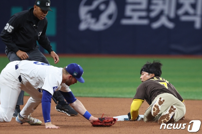 샌디에이고 김하성(오른쪽)이 21일 서울 고척스카이돔에서 열린 LA 다저스와 2024 메이저리그(ML) 월드 투어 서울 시리즈 4회초 2루 도루에 성공하고 있다.