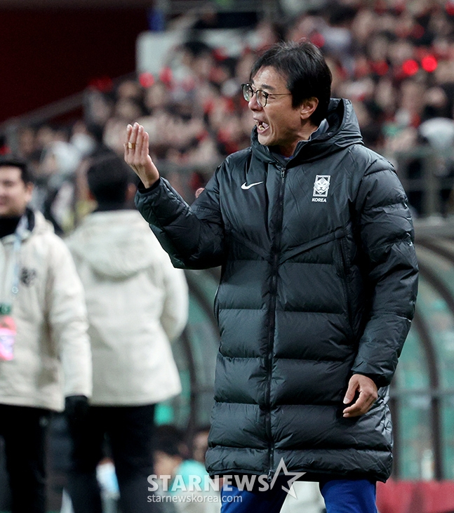 2026 FIFA 북중미 월드컵 2차예선 한국-태국전이 21일 오후 서울월드컵경기장에서 열렸다. 황선홍 감독이 선수들에게 작전 지시를 하고 있다. /상암=김진경 기자