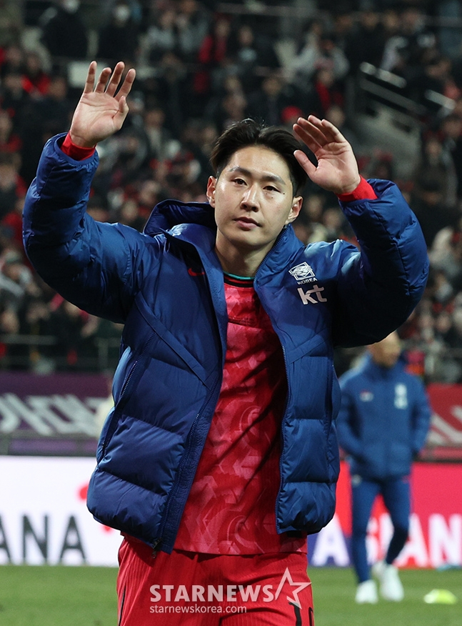 2026 FIFA 북중미 월드컵 2차예선 한국-태국전이 21일 오후 서울월드컵경기장에서 열렸다. 이강인을 비롯한 대표팀 선수들이 경기 후 팬들에게 인사하고 있다. /상암=김진경 기자