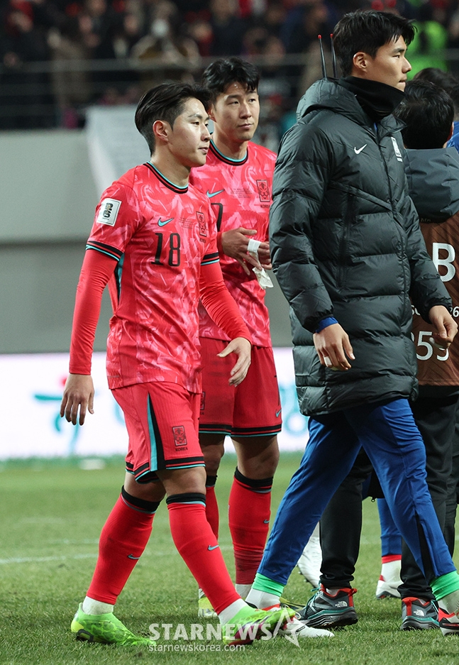 2026 FIFA 북중미 월드컵 2차예선 한국-태국전이 21일 오후 서울월드컵경기장에서 열렸다. 손흥민과 이강인이 1 대 1 동점으로 경기가 종료되자 아쉬워하고 있다. /상암=김진경 기자