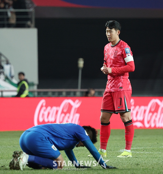2026 FIFA 북중미 월드컵 2차예선 한국-태국전이 21일 오후 서울월드컵경기장에서 열렸다. 손흥민이 1 대 1 동점으로 경기가 종료되자 아쉬워하고 있다. /상암=김진경 기자