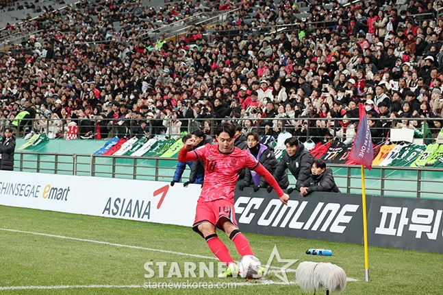 2026 FIFA 북중미 월드컵 2차예선 한국-태국전이 21일 오후 서울월드컵경기장에서 열렸다. 이강인이 정교한 코너킥을 날리고 있다. /상암=김진경 기자