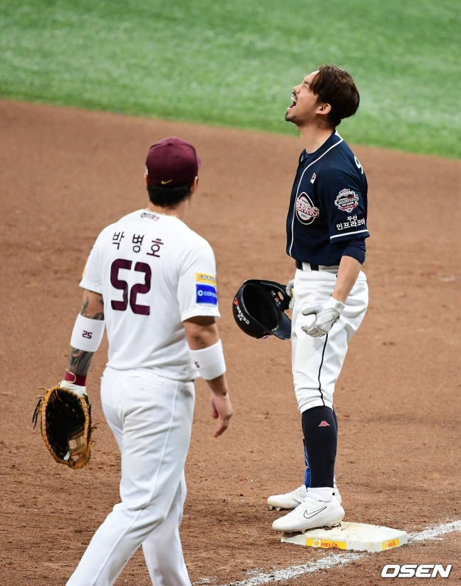 오재원(오른쪽)이 두산 시절인 2019년 한국시리즈 4차전에서 5회 초 역전 2타점 적시타를 치고 포효하고 있다.