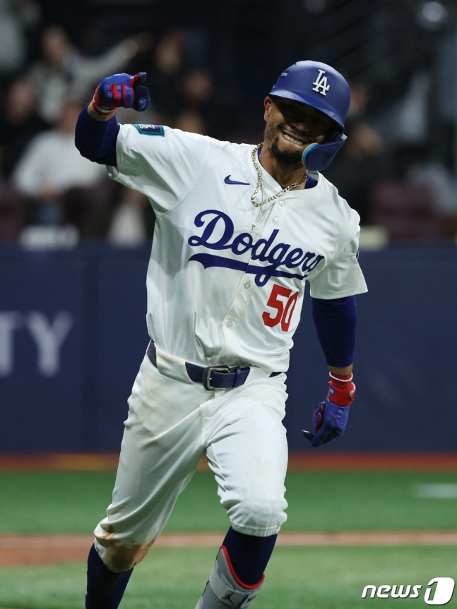 21일 서울 고척스카이돔에서 열린 미국프로야구(MLB) 서울시리즈 샌디에이고 파드리스 vs LA 다저스 2차전 경기, 5회말 1사 주자 1루 상황 LA 다저스 무키 베츠가 좌월 투런 홈런을 날리고 그라운드를 돌고 있다. /사진=뉴스1