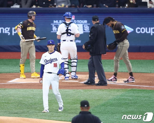 21일 서울 구로구 고척스카이돔에서 열린 2024 미국 메이저리그(MLB) 월드투어 서울시리즈 공식 개막전 샌디에이고 파드리스와 LA 다저스의 2차전 경기. 1회초 무사 주자 1루 상황에서 다저스 선발 투수 야마모토 요시노부가 파드리스 타티스 주니어에게 데드볼을 내준 뒤 아쉬워하고 있다. /사진=뉴스1