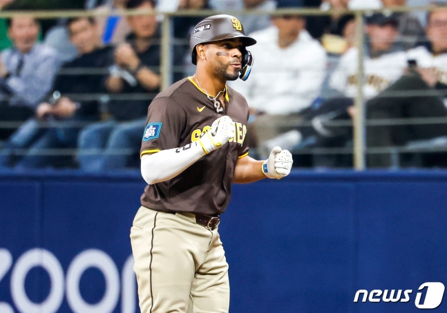 21일 서울 구로구 고척스카이돔에서 열린 2024 미국 메이저리그(MLB) 월드투어 서울시리즈 공식 개막전 샌디에이고 파드리스와 LA 다저스의 2차전 경기, 3회초 1사 만루상황 샌디에이고 잰더 보가츠가 2타점 적시타를 친 뒤 기뻐하고 있다. /사진=뉴스1