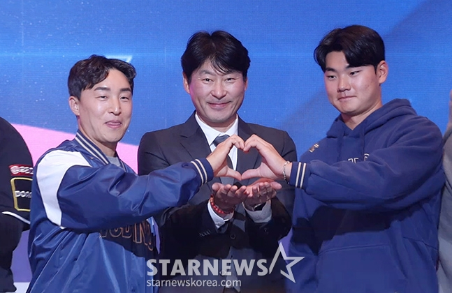 '2024 신한 SOL 뱅크 KBO리그' 미디어데이가 22일 오후 서울 롯데호텔 크리스탈볼룸에서 열렸다. NC 손아섭, 강인권 감독, 김주원이 포토타임에서 포즈를 취하고 있다. / 롯데호텔=김진경 기자