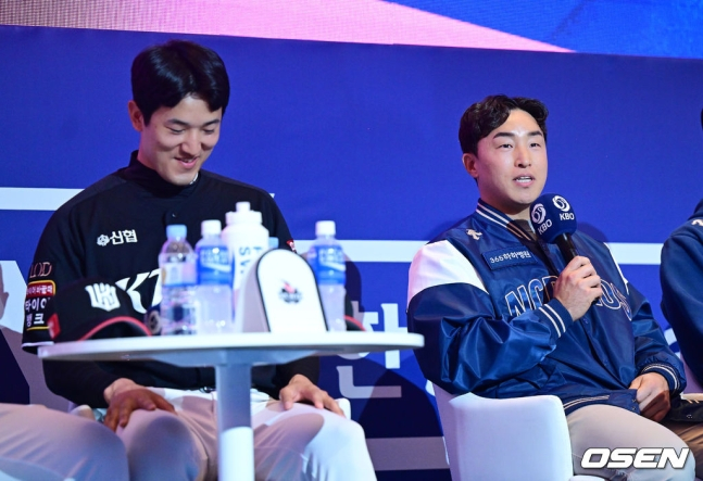 손아섭(오른쪽)이 22일 서울 롯데호텔 크리스털 볼룸에서 열린 2024 신한SOL 뱅크 KBO 리그 정규시즌 미디어데이에서 말하고 있다. 옆에서 웃고 있는 KT 고영표.