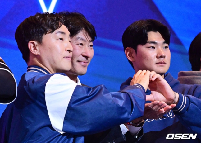 손아섭(맨 왼쪽)이 22일 서울 롯데호텔 크리스털 볼룸에서 열린 2024 신한SOL 뱅크 KBO 리그 정규시즌 미디어데이에서 강인권 NC 감독(가운데), 김주원과 함께 하트 포즈를 하고 있다.
