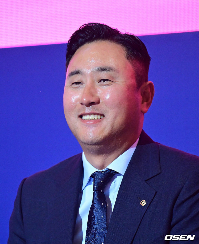 한화 최원호 감독이 22일 서울 롯데호텔 크리스털 볼룸에서 열린 2024 신한SOL 뱅크 KBO 리그 정규시즌 미디어데이에서 말하고 있다.
