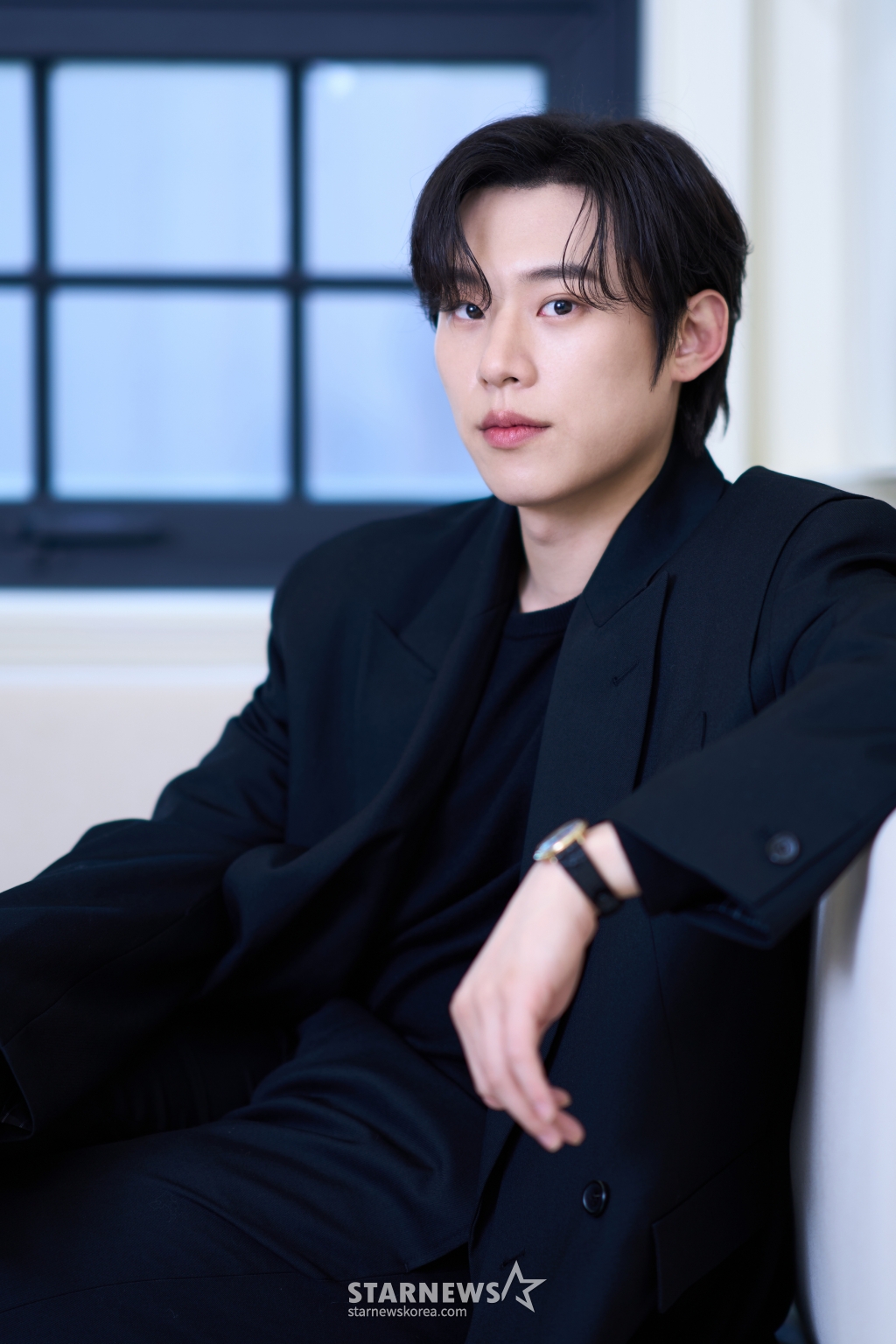 배우 김성철이 20일 오전 서울 종로구의 한 카페에서 진행된 영화 '댓글부대' 개봉 관련 인터뷰를 위해 포즈를 취하고 있다. 김성철은 극 중 온라인 여론 조작을 주도하는 댓글부대 이른바 '팀알렙'의 실질적인 리더 '찡뻤킹' 역을 맡았다. '댓글부대'는 대기업에 대한 기사를 쓴 후 정직당한 기자 '임상진'(손석구 분)에게 온라인 여론을 조작했다는 익명의 제보자가 나타나면서 벌어지는 이야기를 다룬 작품. 오는 27일 개봉. / 사진제공 /사진=김창현