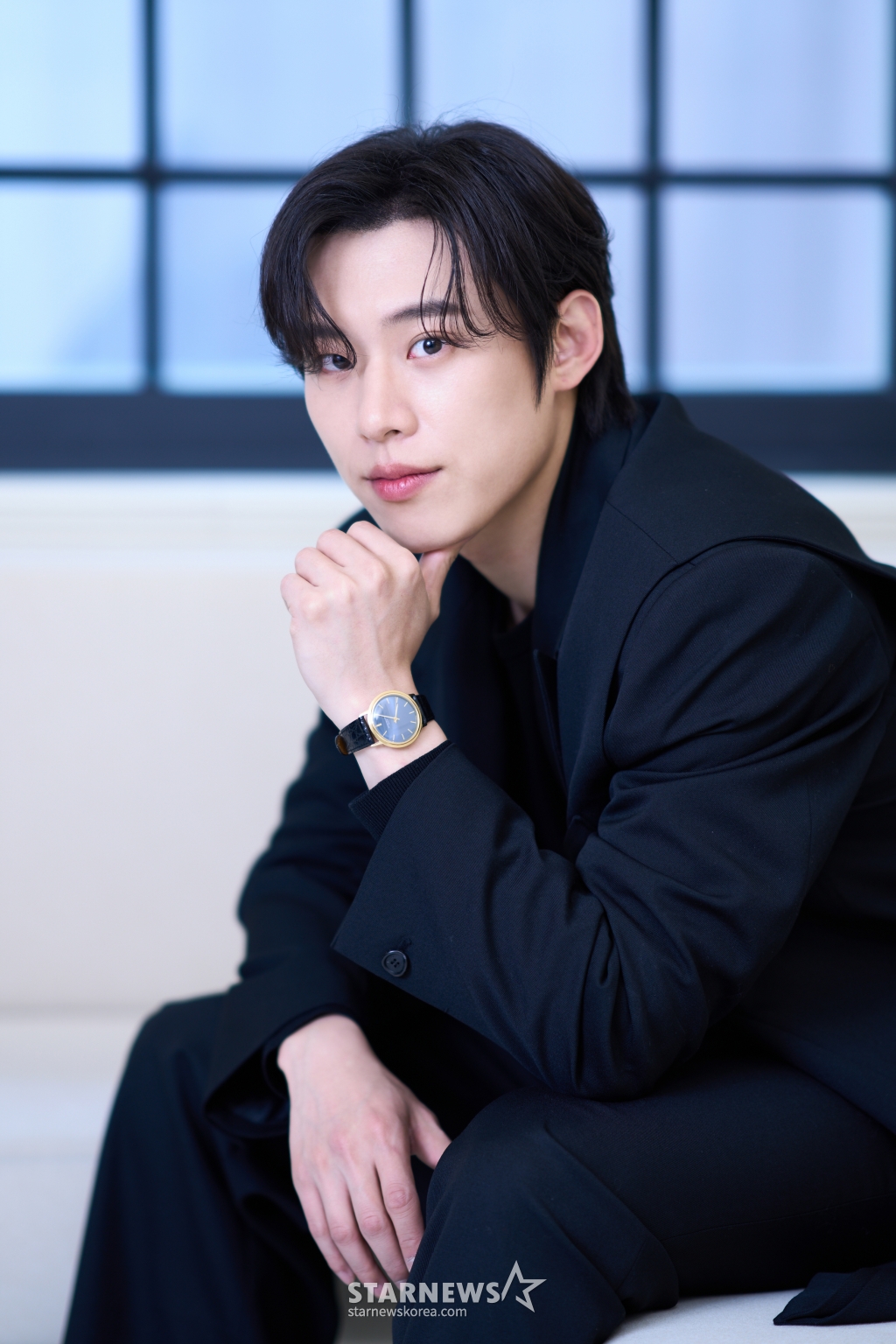배우 김성철이 20일 오전 서울 종로구의 한 카페에서 진행된 영화 '댓글부대' 개봉 관련 인터뷰를 위해 포즈를 취하고 있다. 김성철은 극 중 온라인 여론 조작을 주도하는 댓글부대 이른바 '팀알렙'의 실질적인 리더 '찡뻤킹' 역을 맡았다. '댓글부대'는 대기업에 대한 기사를 쓴 후 정직당한 기자 '임상진'(손석구 분)에게 온라인 여론을 조작했다는 익명의 제보자가 나타나면서 벌어지는 이야기를 다룬 작품. 오는 27일 개봉. / 사진제공 /사진=김창현