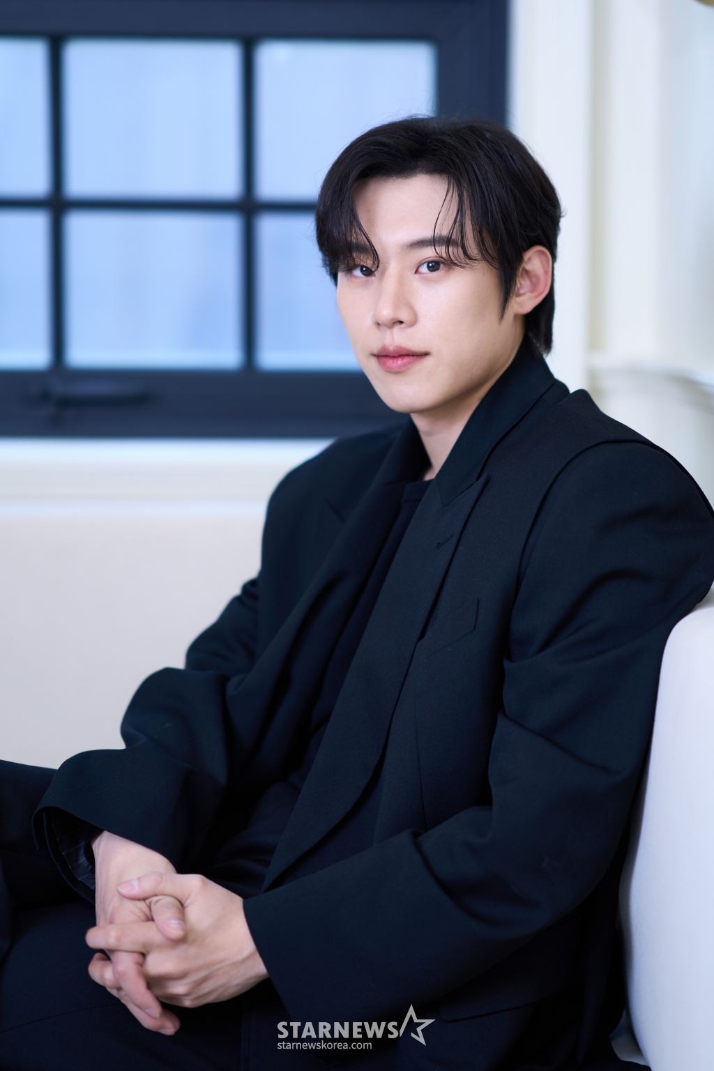 배우 김성철이 20일 오전 서울 종로구의 한 카페에서 진행된 영화 '댓글부대' 개봉 관련 인터뷰를 위해 포즈를 취하고 있다. 김성철은 극 중 온라인 여론 조작을 주도하는 댓글부대 이른바 '팀알렙'의 실질적인 리더 '찡뻤킹' 역을 맡았다. '댓글부대'는 대기업에 대한 기사를 쓴 후 정직당한 기자 '임상진'(손석구 분)에게 온라인 여론을 조작했다는 익명의 제보자가 나타나면서 벌어지는 이야기를 다룬 작품. 오는 27일 개봉. / 사진제공 /사진=김창현