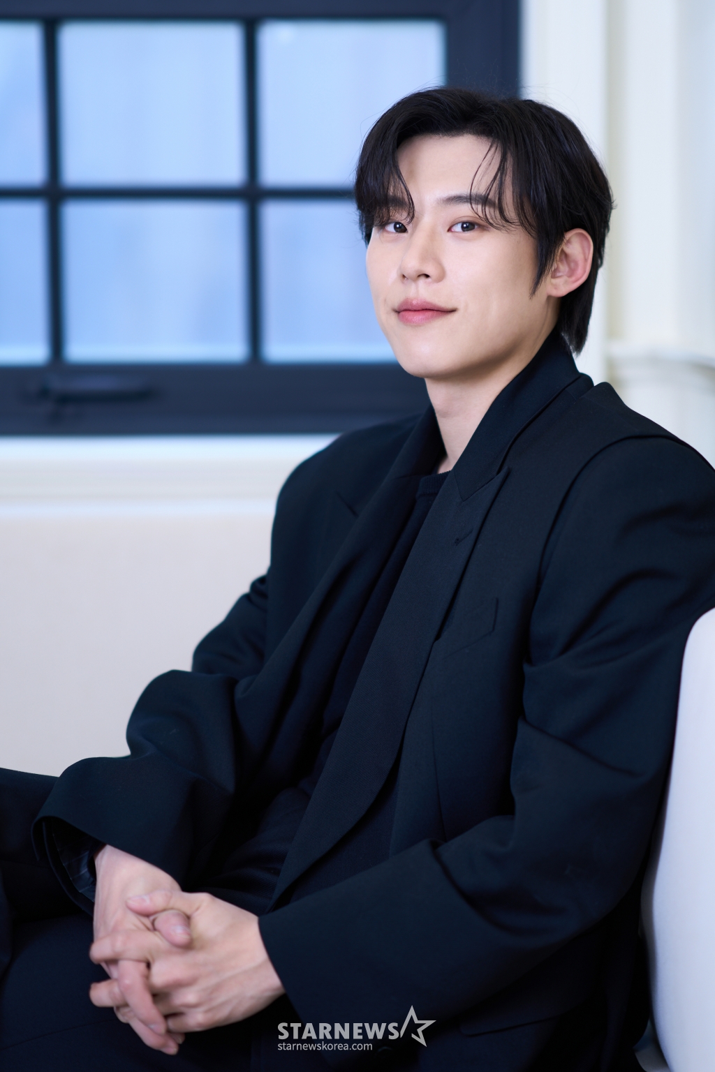 배우 김성철이 20일 오전 서울 종로구의 한 카페에서 진행된 영화 '댓글부대' 개봉 관련 인터뷰를 위해 포즈를 취하고 있다. 김성철은 극 중 온라인 여론 조작을 주도하는 댓글부대 이른바 '팀알렙'의 실질적인 리더 '찡뻤킹' 역을 맡았다. '댓글부대'는 대기업에 대한 기사를 쓴 후 정직당한 기자 '임상진'(손석구 분)에게 온라인 여론을 조작했다는 익명의 제보자가 나타나면서 벌어지는 이야기를 다룬 작품. 오는 27일 개봉. / 사진제공 /사진=김창현