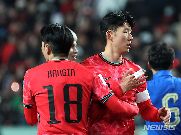 이강인(왼쪽)과 손흥민이 지난 21일 서울월드컵경기장에서 열린 2026 FIFA 북중미 월드컵 아시아 2차 예선 대한민국과 태국의 경기에서 포웅 후 지나치고 있다. /사진=뉴시스