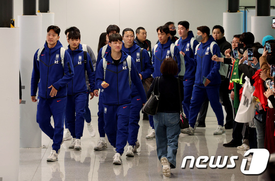 한국 축구대표팀이 22일 오후 인천국제공항 제2터미널을 통해 태국으로 출국하고 있다. /사진=뉴시스