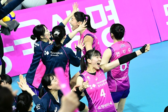 흥국생명 김연경(가운데)이 22일 정관장과 PO 1차전에서 3세트 승리를 이끈 뒤 동료들과 기뻐하고 있다. /사진=KOVO