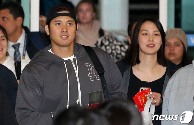 LA 다저스 오타니 쇼헤이(왼쪽)가 22일 새벽 서울 구로구 고척스카이돔에서 열린 미국프로야구(MLB) 서울시리즈 개막 2연전을 마치고 부인 다나카 마미코와 함께 인천국제공항을 통해 출국하고 있다. /사진=뉴스1