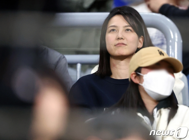 18일 서울 고척스카이돔에서 열린 팀 코리아와 로스앤젤레스(LA) 다저스의 미국 프로야구(MLB) 서울시리즈 연습 경기. 다저스 오타니 쇼헤이의 아내 다나카 마미코가 관전하고 있다. /사진=뉴스1