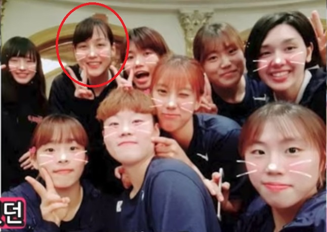 선수 시절 이상백배에 참석해 한국 선수들과 사진을 찍은 다나카 마미코(빨간 원 안). 아랫줄 맨 오른쪽이 강유림, 윗줄 오른쪽 2번째가 이명관. /사진=유튜브 '여농티비' 갈무리