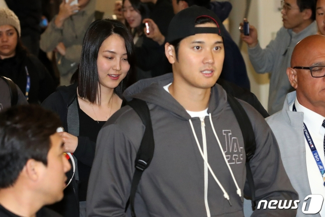 LA 다저스 오타니 쇼헤이가 22일 새벽 서울 구로구 고척스카이돔에서 열린 미국프로야구(MLB) 서울시리즈 개막 2연전을 마치고 부인 다나카 마미코와 함께 인천국제공항을 통해 출국하고 있다. /사진=뉴스1