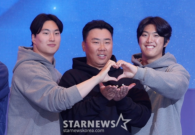'2024 신한 SOL 뱅크 KBO리그' 미디어데이가 22일 오후 서울 롯데호텔 크리스탈볼룸에서 열렸다. KIA 정해영, 이범호 감독, 이의리가 포토타임에서 포즈를 취하고 있다. / 롯데호텔=김진경 기자