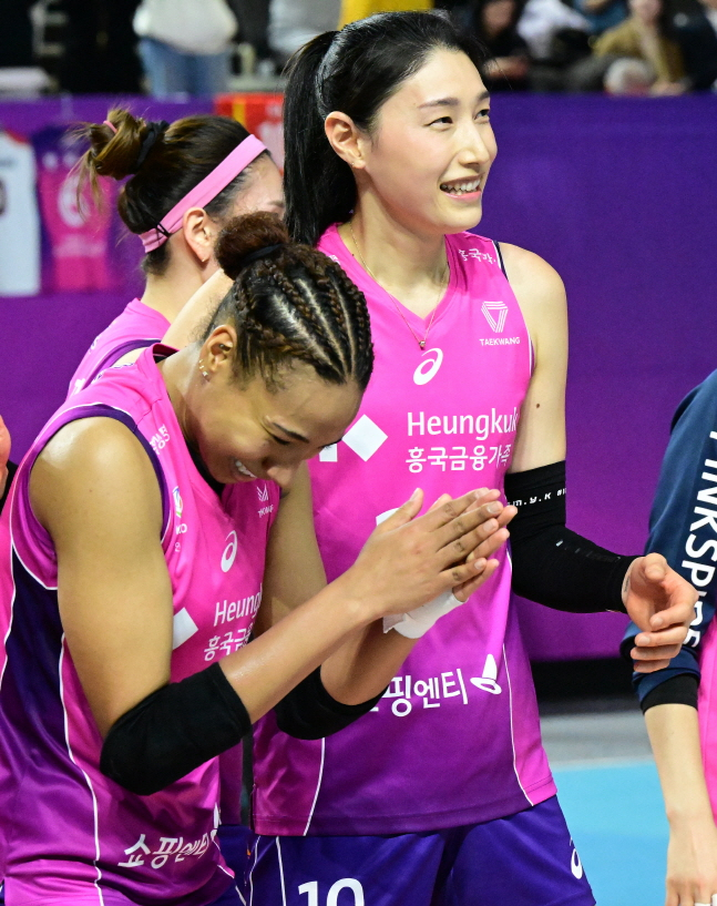 흥국생명 김연경(오른쪽)이 22일 정관장과 V리그 여자부 PO 1차전 승리 후 레이나와 함께 기뻐하고 있다. /사진=KOVO