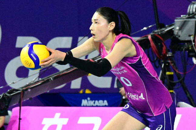 서브를 넣는 김연경. /사진=KOVO