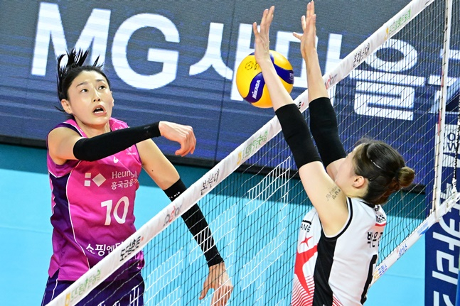 흥국생명 김연경(왼쪽)이 정관장 박은진을 앞에 두고 공격을 시도하고 있다. /사진=KOVO